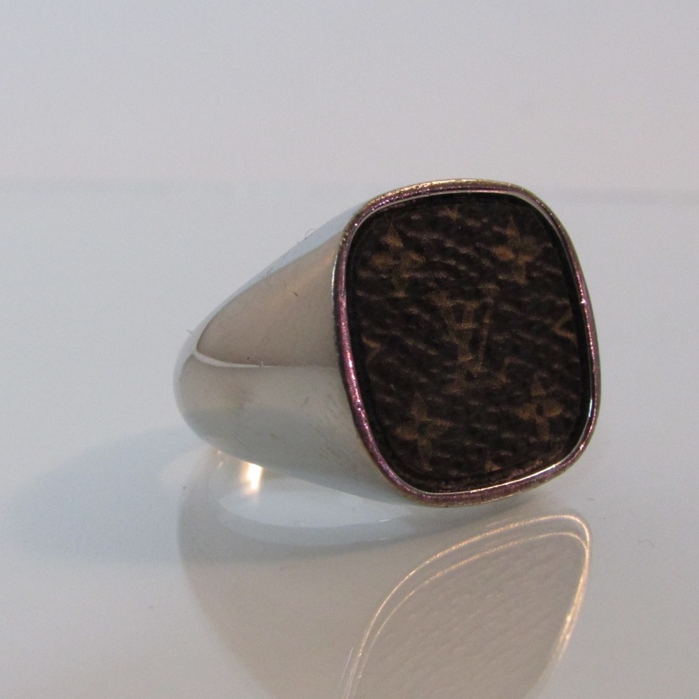 Silver LOUIS VUITTON Chevalier Monogram Ring - Picture 5 of 6